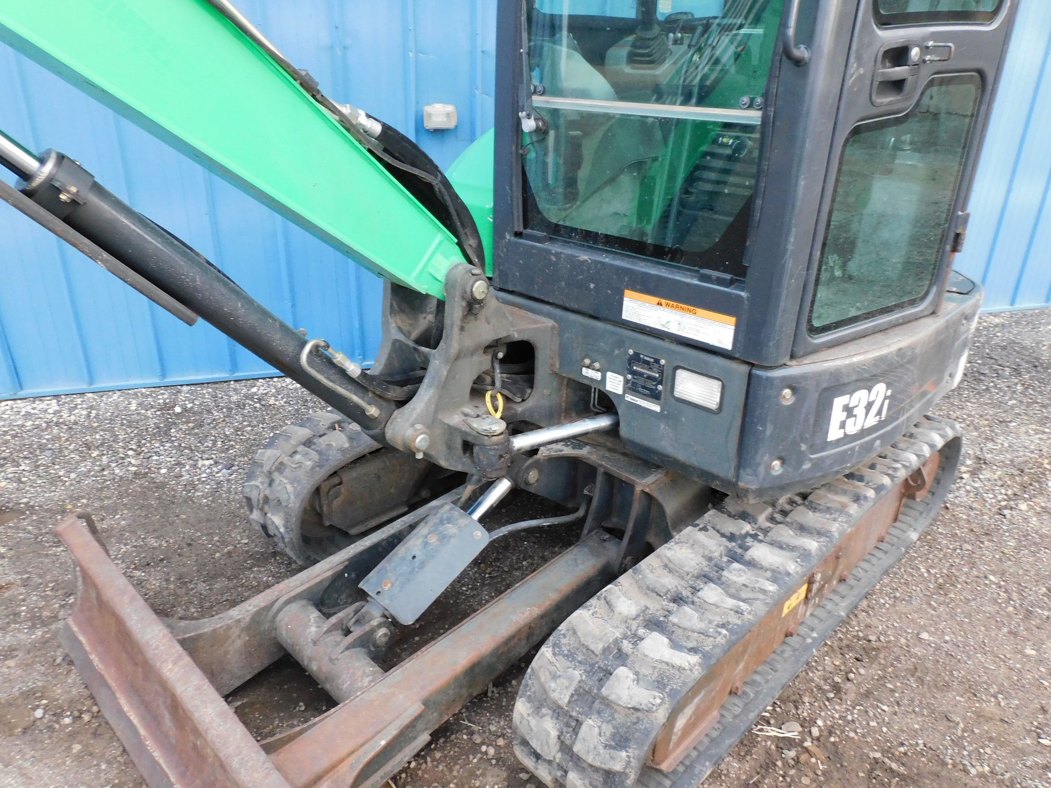 BOBCAT E32 MINI EXCAVATOR