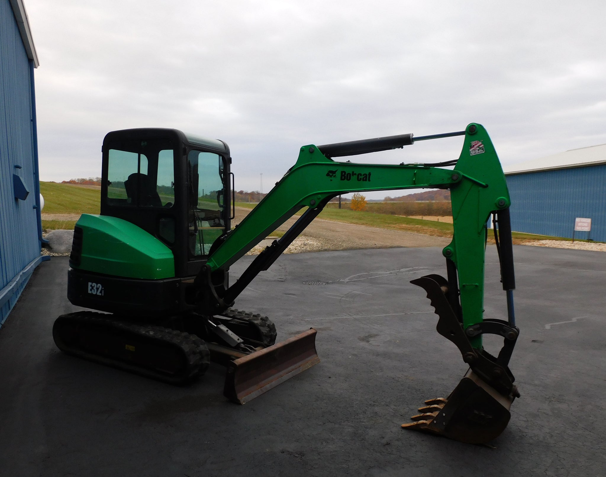 BOBCAT E32 MINI EXCAVATOR