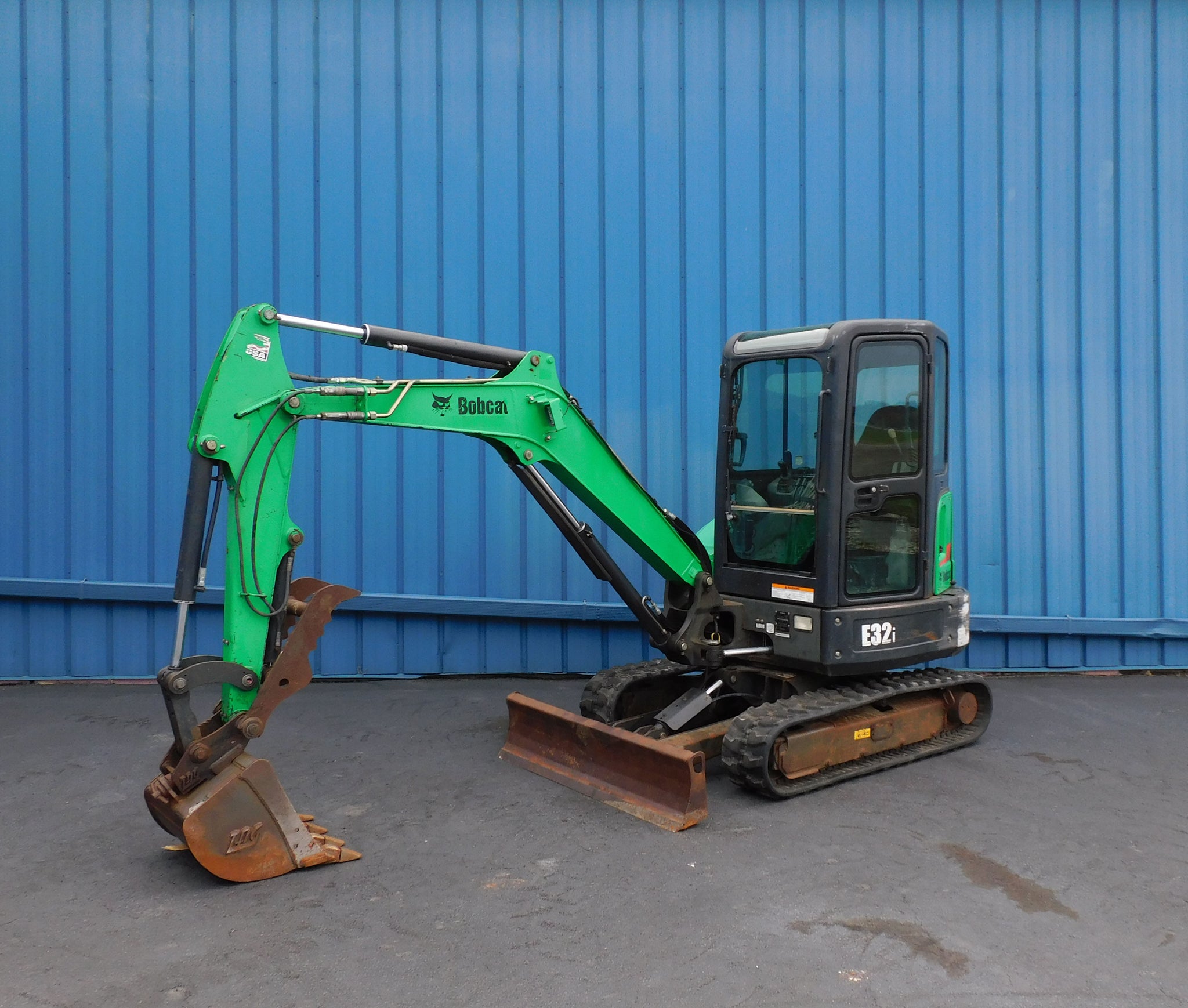 BOBCAT E32 MINI EXCAVATOR