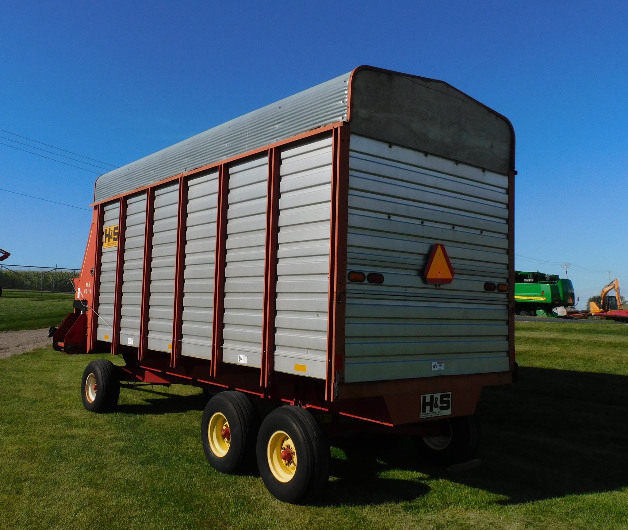 H&S 7+4 FORAGE BOX