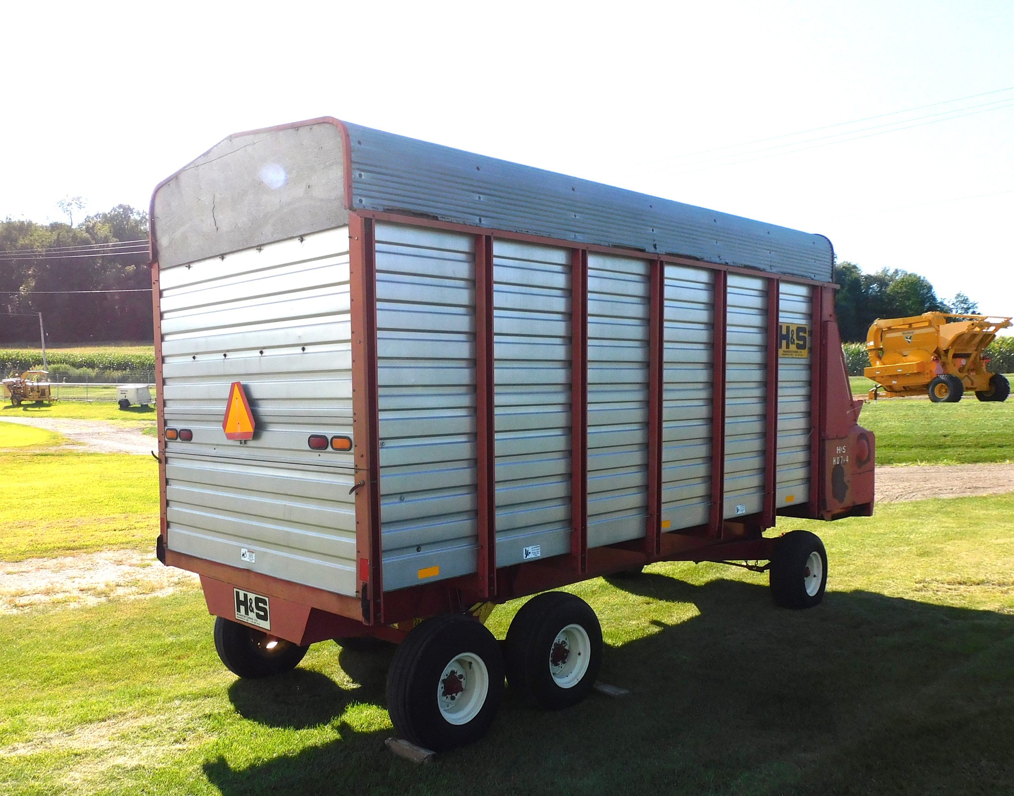 H&S 7+4 FORAGE BOX