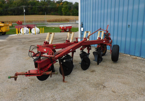 INTERNATIONAL 720 PLOW