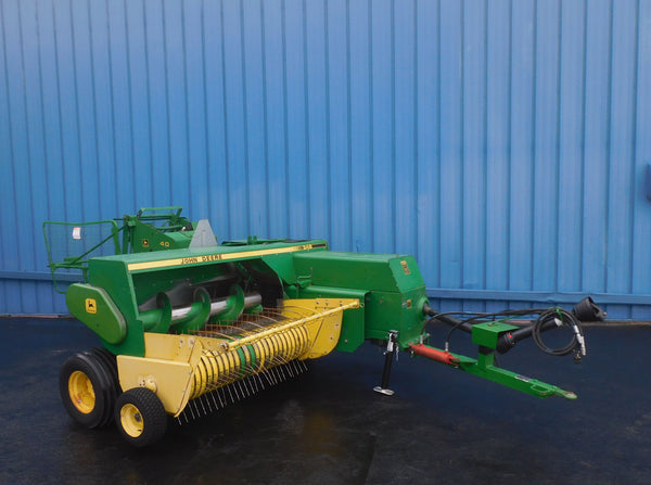 JOHN DEERE 348 BALER