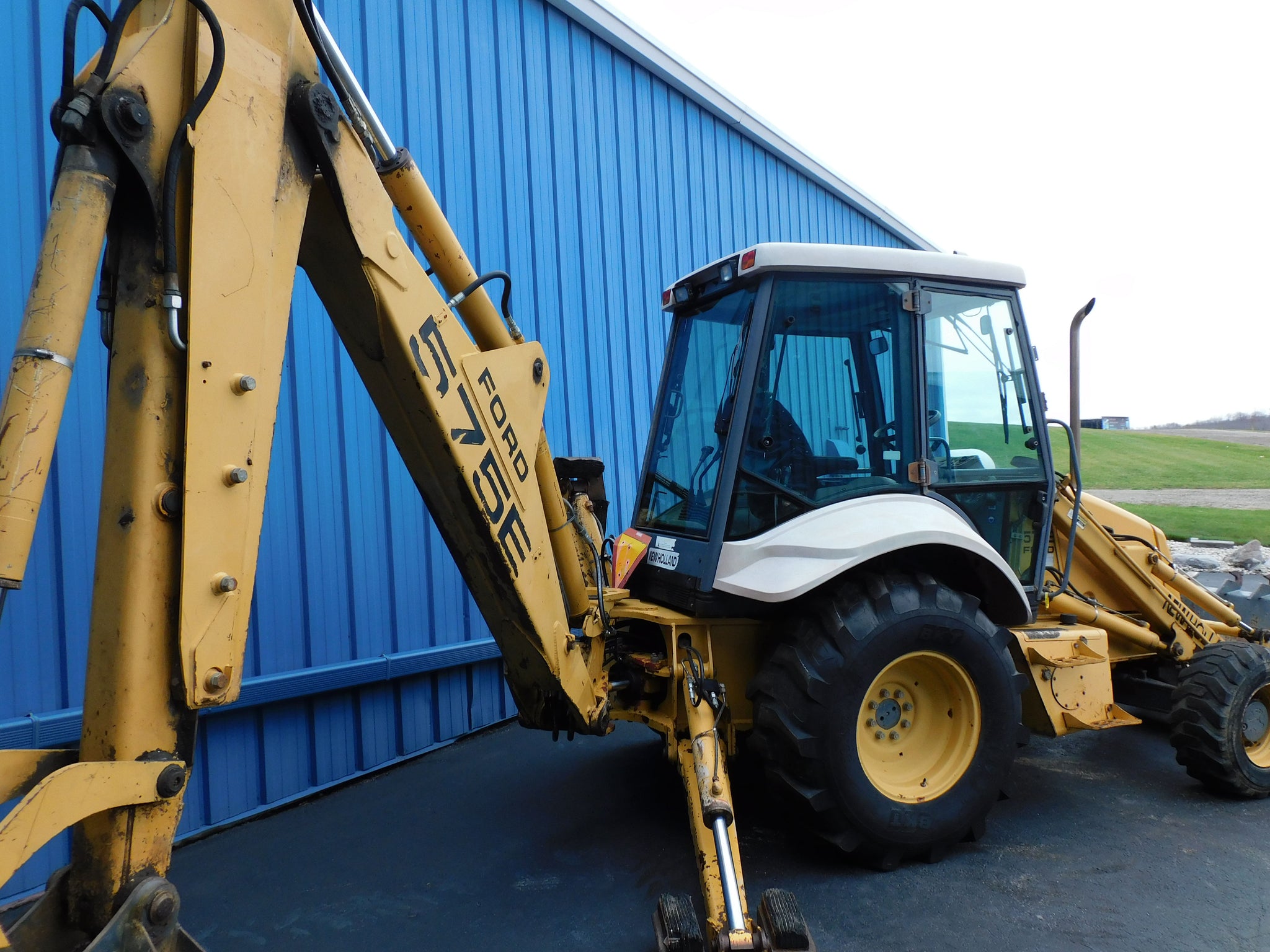 NEW HOLLAND 575E TRACTOR LOADER BACKHOE