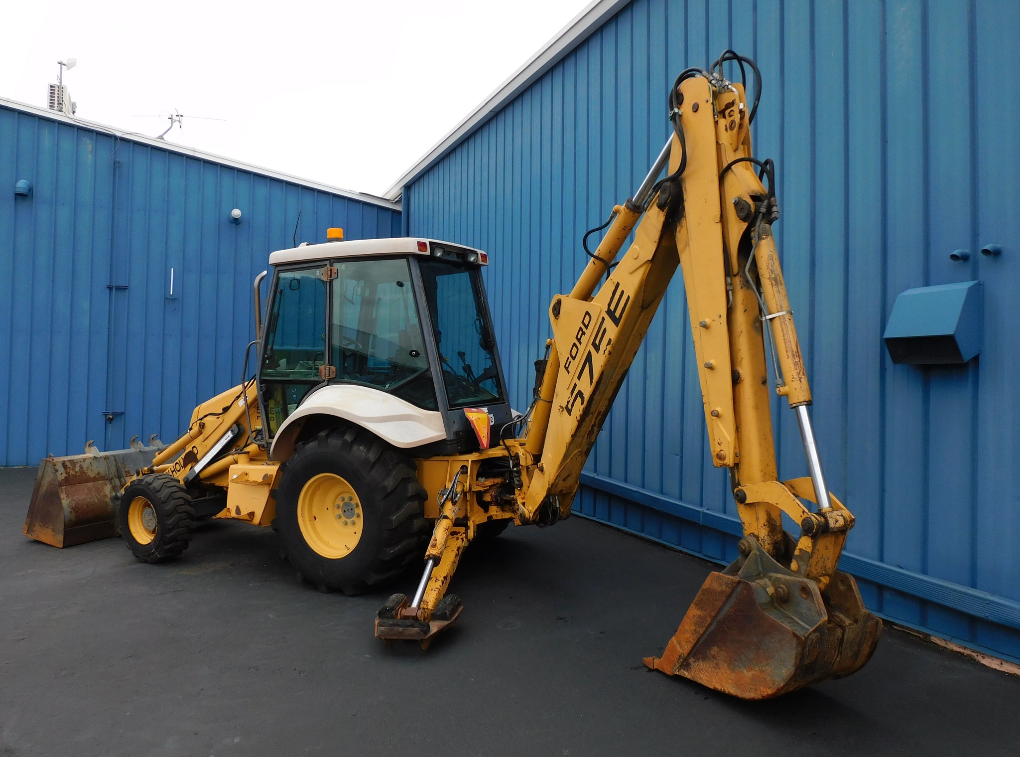 NEW HOLLAND 575E TRACTOR LOADER BACKHOE