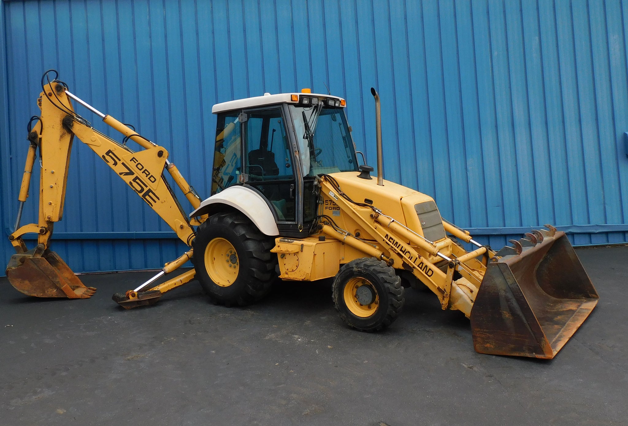 NEW HOLLAND 575E TRACTOR LOADER BACKHOE