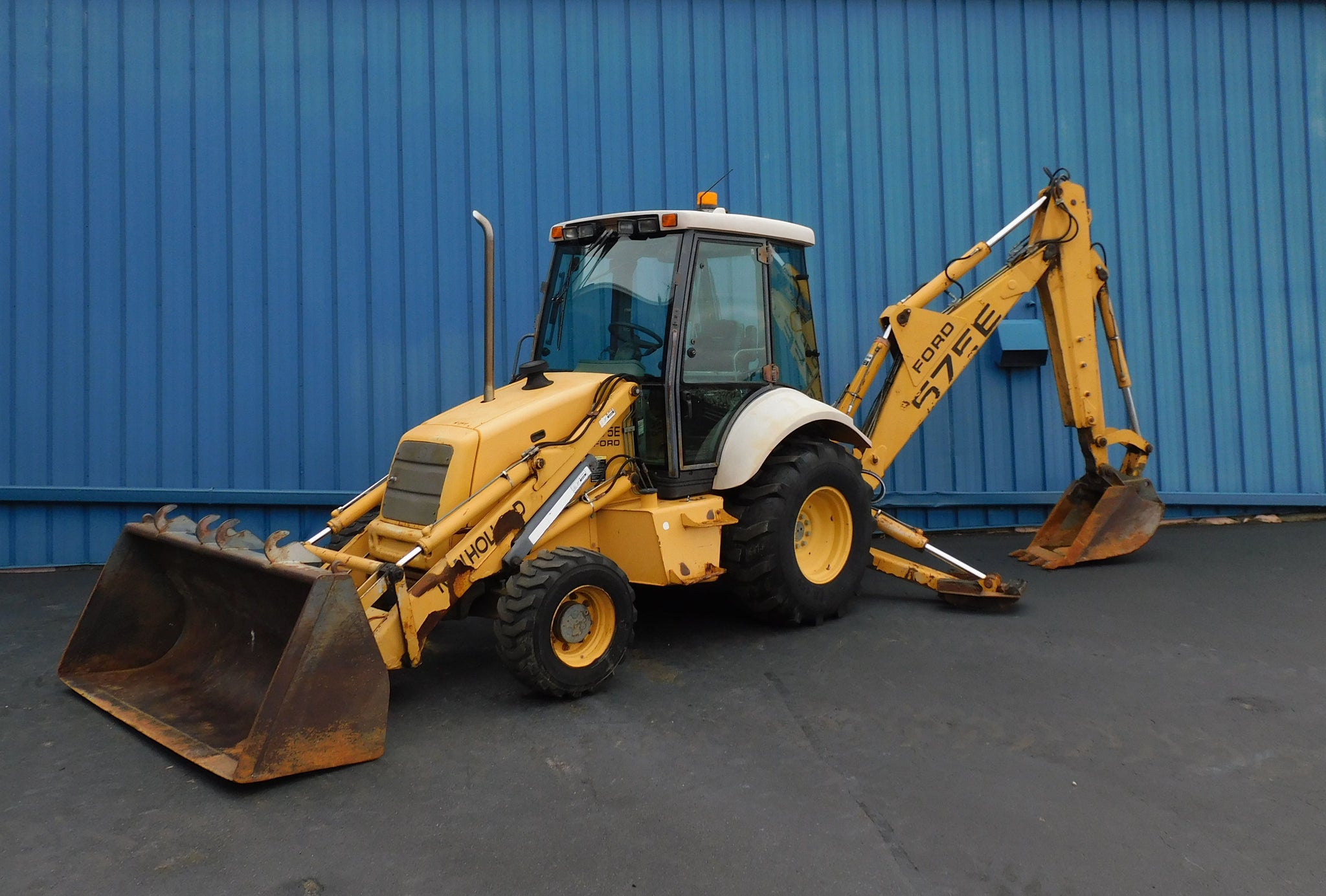 NEW HOLLAND 575E TRACTOR LOADER BACKHOE