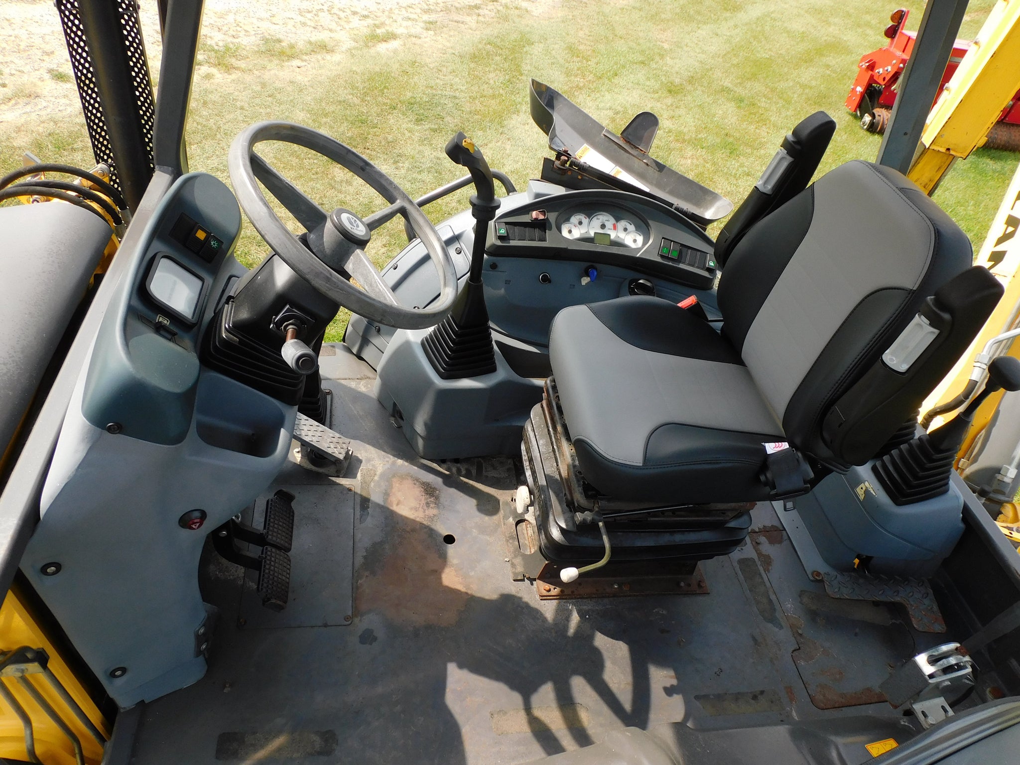 NEW HOLLAND B95C TRACTOR LOADER BACKHOE